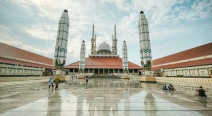 Desain Kreatif dengan Penggunaan Atap Spandek Bening: Menghadirkan Cahaya ke Ruang Tengah